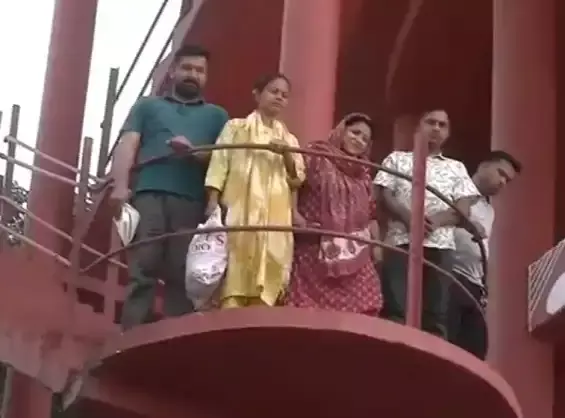 Dehradun: टंकी पर चढ़े प्रदर्शनकारी उतरे, प्रशासन ने राहत की सांस ली Dehradun: टंकी पर चढ़े प्रदर्शनकारी उतरे, प्रशासन ने राहत की सांस ली