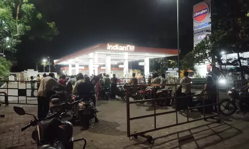 Bhubaneswar : फ्यूल को लेकर अफवाहों से हड़कंप, पेट्रोल पंपों पर लंबी कतारें