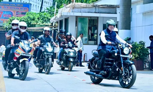 CM देवेन्द्र फडणवीस ने काफिला छोड़ मोटरसाइकल का किया इस्तेमाल, VIDEO CM देवेन्द्र फडणवीस ने काफिला छोड़ मोटरसाइकल का किया इस्तेमाल, VIDEO