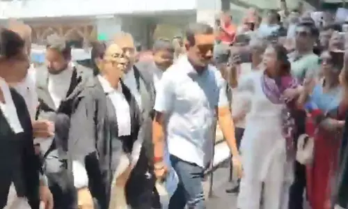 कोर्ट के बाहर ममता बनर्जी को चोर-चोर बोलने लगे लोग, वीडियो कोर्ट के बाहर ममता बनर्जी को चोर-चोर बोलने लगे लोग, वीडियो