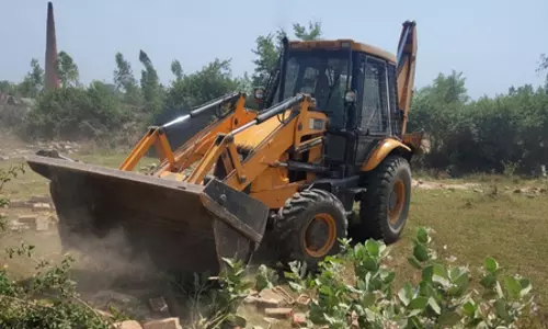 ड्रग्स तस्करों के निर्माणाधीन दुकान ध्वस्त, पुलिस ने चलाया बुलडोजर ड्रग्स तस्करों के निर्माणाधीन दुकान ध्वस्त, पुलिस ने चलाया बुलडोजर