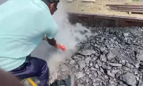 बिलासपुर के पास मालगाड़ी में लगी आग, रेलवे में हड़कंप बिलासपुर के पास मालगाड़ी में लगी आग, रेलवे में हड़कंप