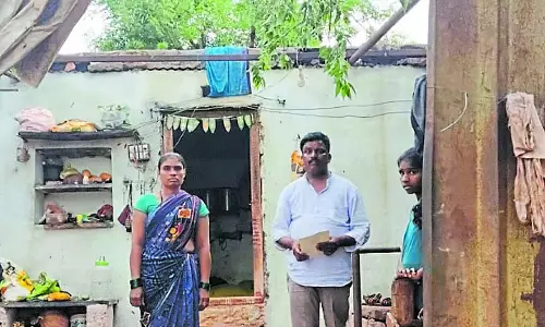 Kulageri : होबली में तेज़ हवाओं और बारिश से भारी नुकसान, 67 बिजली के खंभे गिरे, फसलें प्रभावित Kulageri : होबली में तेज़ हवाओं और बारिश से भारी नुकसान, 67 बिजली के खंभे गिरे, फसलें प्रभावित