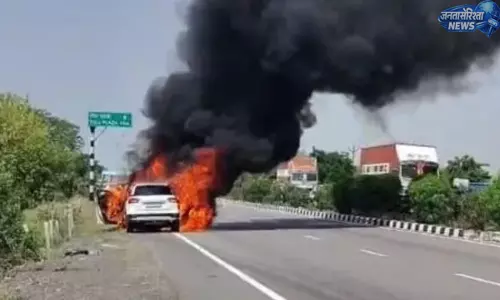 Jhansi-कानपुर हाईवे पर चलती ब्रेजा कार में आग, पांच लोगों की जान बची Jhansi-कानपुर हाईवे पर चलती ब्रेजा कार में आग, पांच लोगों की जान बची