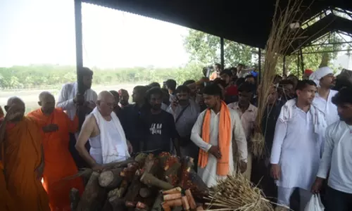 पंचतत्व में विलीन हुए प्रतीक यादव, ससुर ने दी मुखाग्नि पंचतत्व में विलीन हुए प्रतीक यादव, ससुर ने दी मुखाग्नि