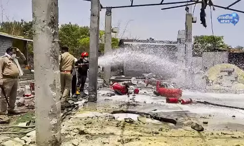 Dewas : पटाखा फैक्ट्री में भीषण धमाका, आग लगने से 2 मजदूरों की मौत, 15 घायल