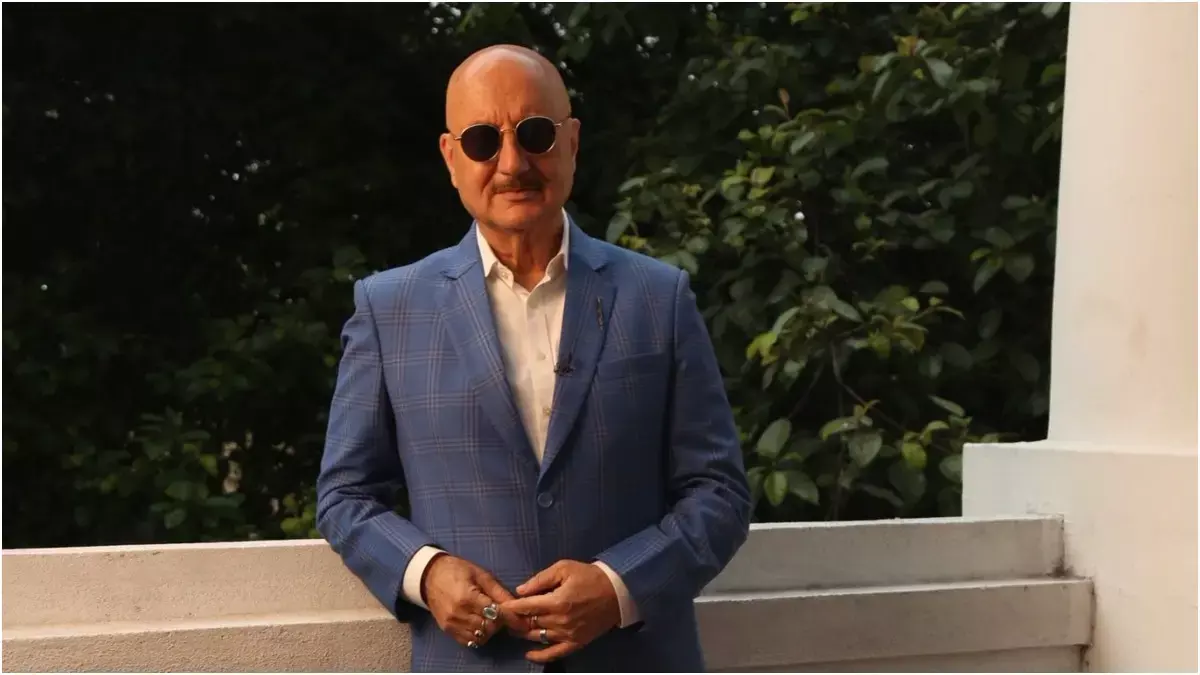 Anupam Kher ने UK एशियन फिल्म फेस्टिवल 2026 में कैलोरी के लिए बेस्ट सपोर्टिंग एक्टर का अवॉर्ड जीता Anupam Kher ने UK एशियन फिल्म फेस्टिवल 2026 में कैलोरी के लिए बेस्ट सपोर्टिंग एक्टर का अवॉर्ड जीता