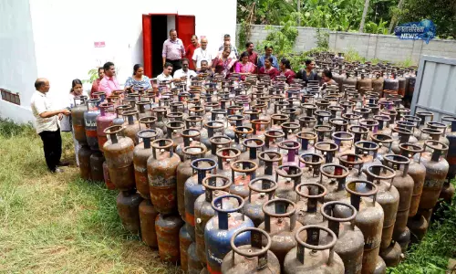 कोल्लम में LPG गोदाम पर छापा, 1000 से ज्यादा अवैध सिलेंडर जब्त कोल्लम में LPG गोदाम पर छापा, 1000 से ज्यादा अवैध सिलेंडर जब्त