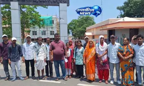 लंबित वादों को लेकर ग्रामीण Ganjam कलेक्टर के पास पहुंचे लंबित वादों को लेकर ग्रामीण Ganjam कलेक्टर के पास पहुंचे