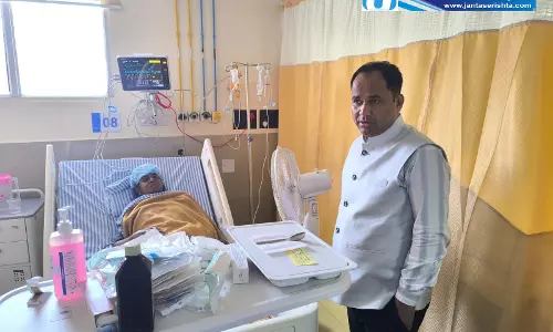 जनगणना ड्यूटी के दौरान घायल हुईं शिक्षिका, अस्पताल पहुंचकर रायपुर कलेक्टर ने बढ़ाया हौसला जनगणना ड्यूटी के दौरान घायल हुईं शिक्षिका, अस्पताल पहुंचकर रायपुर कलेक्टर ने बढ़ाया हौसला