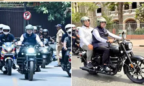 ईंधन बचत संदेश के बीच महाराष्ट्र CM मोटरसाइकिल से पहुंचे विधान भवन ईंधन बचत संदेश के बीच महाराष्ट्र CM मोटरसाइकिल से पहुंचे विधान भवन