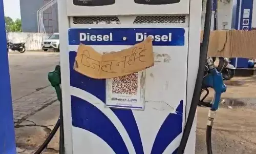 पेट्रोल-डीजल नहीं है...दोपहर बाद पंपों में लगे बोर्ड पेट्रोल-डीजल नहीं है...दोपहर बाद पंपों में लगे बोर्ड