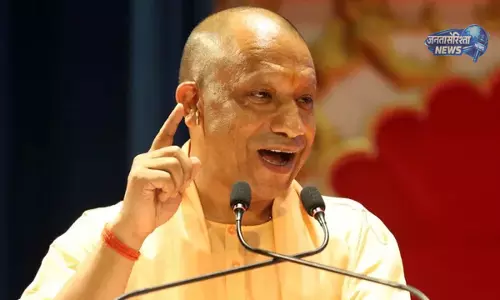UP सरकार का बड़ा फैसला: काफिले में 50% कटौती, ईंधन बचत अभियान तेज UP सरकार का बड़ा फैसला: काफिले में 50% कटौती, ईंधन बचत अभियान तेज