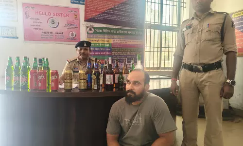 होटल के काउंटर से भारी मात्रा में बीयर, मैनेजर गिरफ्तार