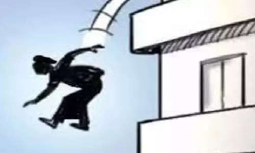 Gurugram: आदित्य बिड़ला कंपनी में दर्दनाक घटना, महिला अधिकारी ने इमारत से कूदकर जान दी Gurugram: आदित्य बिड़ला कंपनी में दर्दनाक घटना, महिला अधिकारी ने इमारत से कूदकर जान दी