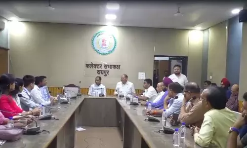 BIG BREAKING: रायपुर कलेक्टर की पेट्रोल पंप संचालकों के साथ बैठक, अधिकारी बोले- अफवाहों से बचें, पेट्रोल-डीजल का पर्याप्त स्टॉक