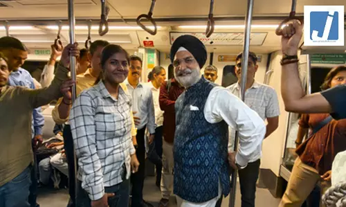 दिल्ली के उपराज्यपाल ने किया मेट्रो में सफर, दिल्लीवासियों से फ्यूल सेविंग की अपील की दिल्ली के उपराज्यपाल ने किया मेट्रो में सफर, दिल्लीवासियों से फ्यूल सेविंग की अपील की