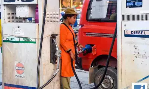 पेट्रोल-डीजल की कीमतों में कोई बढ़ोतरी नहीं, सभी पेट्रोल पंपों पर पर्याप्त स्टॉक; रसोई गैस की आपूर्ति मजबूत: केंद्र सरकार पेट्रोल-डीजल की कीमतों में कोई बढ़ोतरी नहीं, सभी पेट्रोल पंपों पर पर्याप्त स्टॉक; रसोई गैस की आपूर्ति मजबूत: केंद्र सरकार