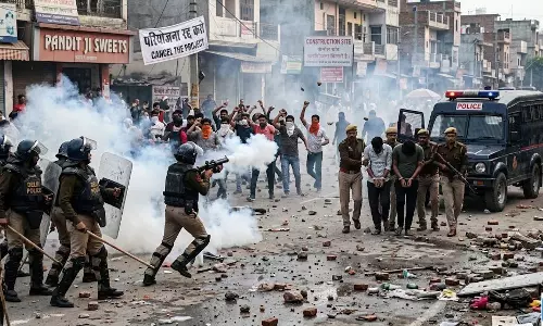 परियोजना को लेकर बवाल: पुलिस पर पथराव, आंसू गैस का इस्तेमाल में 31 गिरफ्तार परियोजना को लेकर बवाल: पुलिस पर पथराव, आंसू गैस का इस्तेमाल में 31 गिरफ्तार