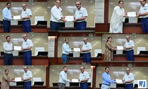 प्रशासनिक दक्षता का सम्मान मुख्य सचिव ने ई-ऑफिस और समयबद्धता के लिए अधिकारियों-कर्मचारियों को नवाजा प्रशासनिक दक्षता का सम्मान मुख्य सचिव ने ई-ऑफिस और समयबद्धता के लिए अधिकारियों-कर्मचारियों को नवाजा