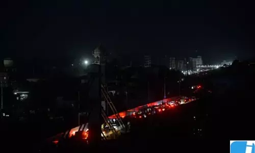6 जिलों में ब्लैकआउट मॉकड्रिल, सायरन बजते ही 15 मिनट तक छाया अंधेरा 6 जिलों में ब्लैकआउट मॉकड्रिल, सायरन बजते ही 15 मिनट तक छाया अंधेरा