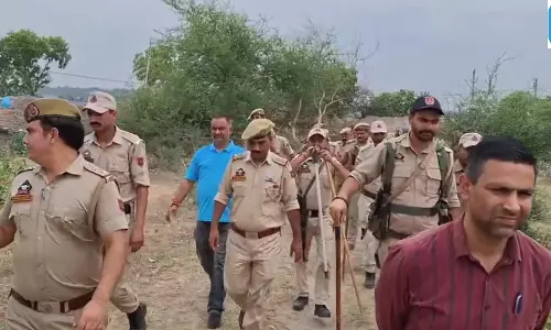 नशा तस्करी पर बड़ा एक्शन: ड्रग तस्कर के घर पर चला बुलडोजर नशा तस्करी पर बड़ा एक्शन: ड्रग तस्कर के घर पर चला बुलडोजर
