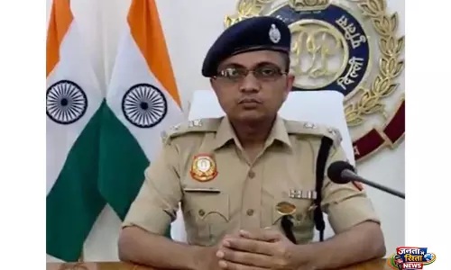 बस के अंदर महिला से गैंगरेप के आरोपी ड्राइवर और कंडक्टर गिरफ्तार: Delhi Police बस के अंदर महिला से गैंगरेप के आरोपी ड्राइवर और कंडक्टर गिरफ्तार: Delhi Police