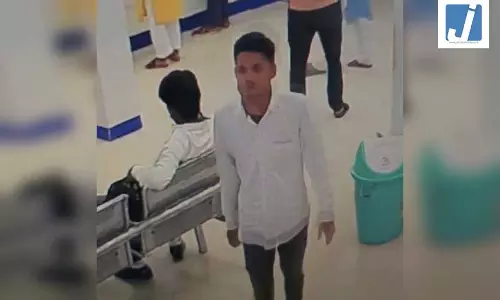 सावधान! कार का शीशा तोड़कर उड़ाए 4.25 लाख रुपये, तलाश में जुटी पुलिस सावधान! कार का शीशा तोड़कर उड़ाए 4.25 लाख रुपये, तलाश में जुटी पुलिस