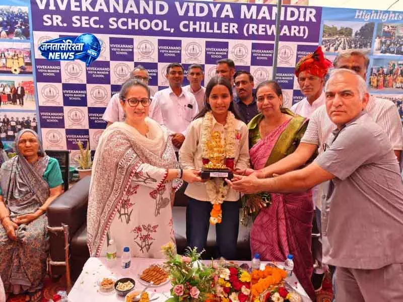 Haryana की मंत्री ने दीपिका को टॉपर सम्मान से नवाजा Haryana की मंत्री ने दीपिका को टॉपर सम्मान से नवाजा
