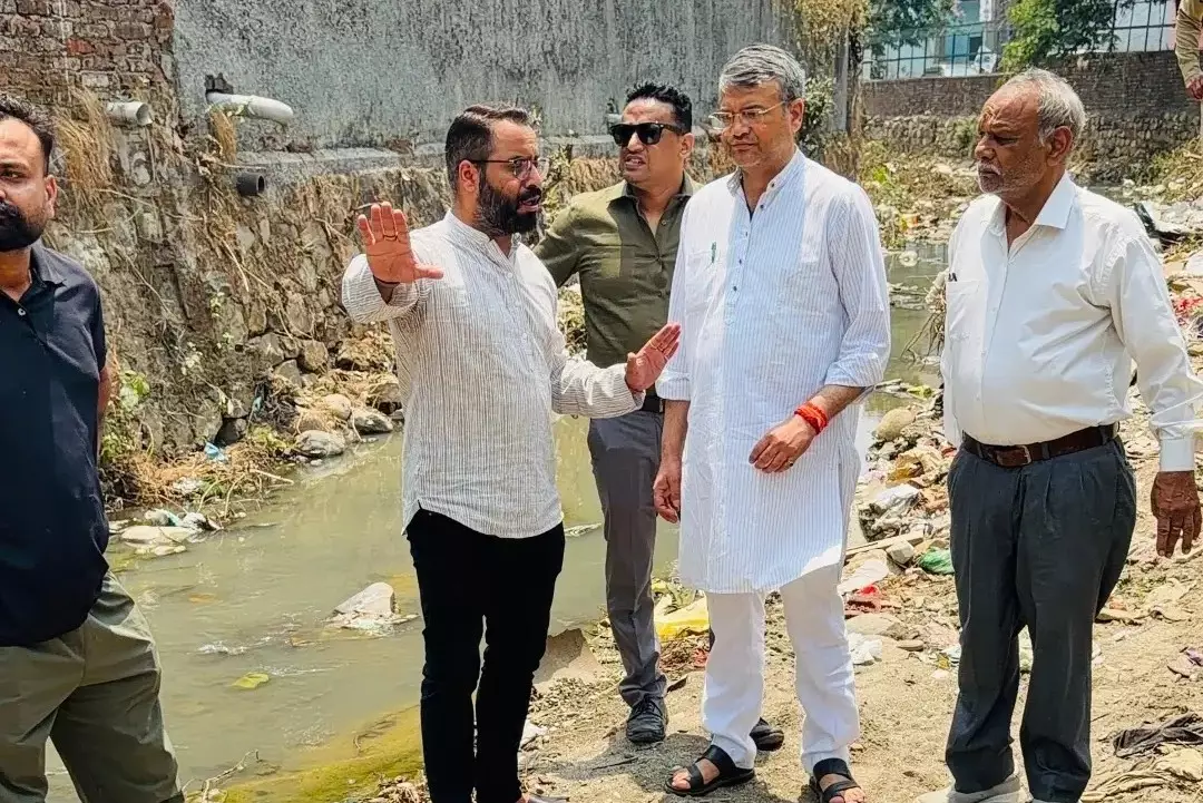 Dehradun: मेयर ने गोविन्दगढ़ में व्यवस्थाओं का लिया जायजा Dehradun: मेयर ने गोविन्दगढ़ में व्यवस्थाओं का लिया जायजा