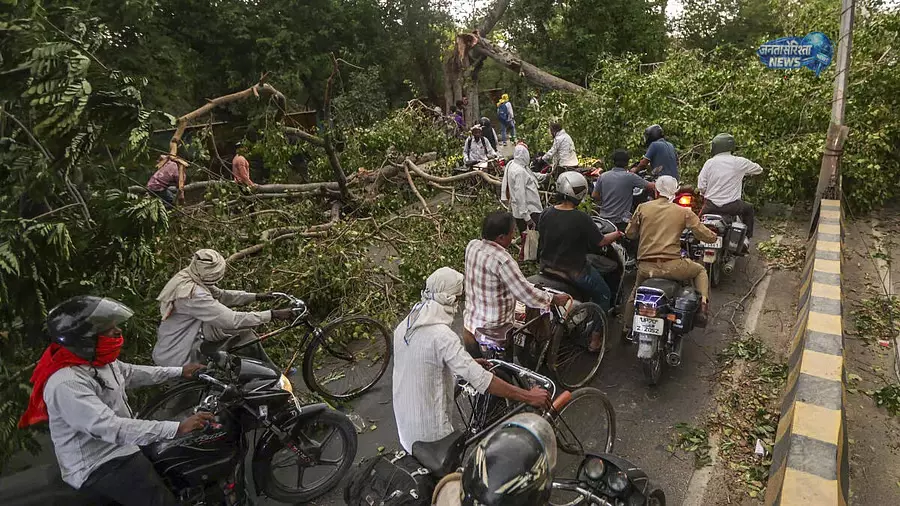 UP : आंधी-बारिश का कहर, 56 लोगों की मौत, कई जिलों में भारी नुकसान UP : आंधी-बारिश का कहर, 56 लोगों की मौत, कई जिलों में भारी नुकसान