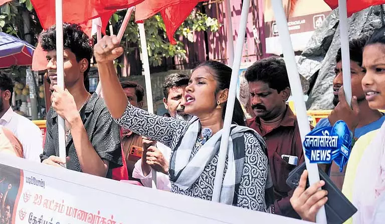 Tamil Nadu के मुख्यमंत्री विजय ने केंद्र से NEET खत्म करने की अपील की Tamil Nadu के मुख्यमंत्री विजय ने केंद्र से NEET खत्म करने की अपील की