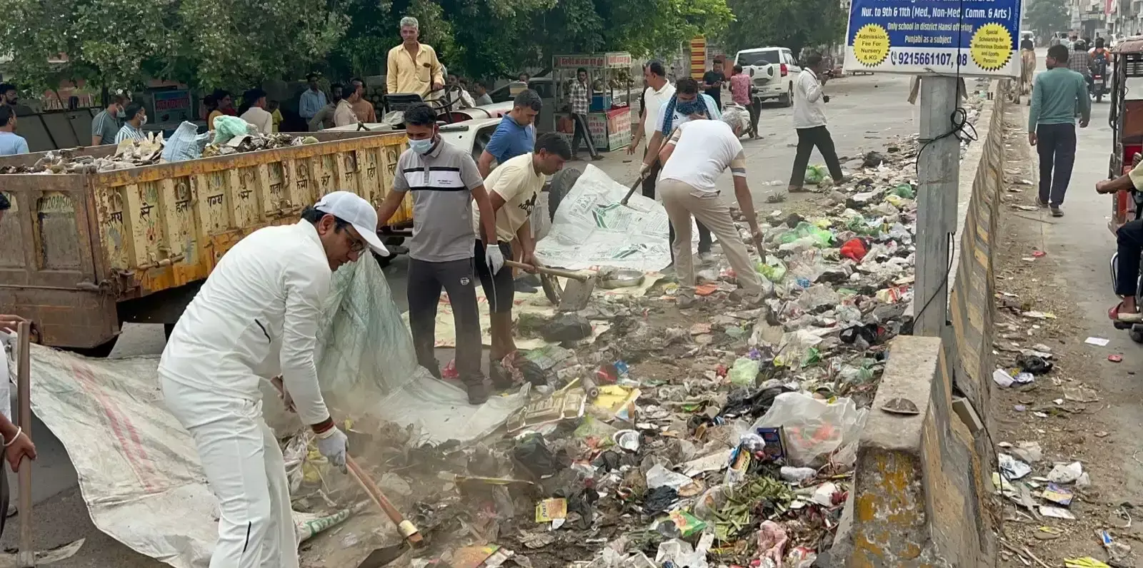 Hansi: गंदगी के ढेर हटाने पर अधिकारियों-कर्मचारियों में बहस Hansi: गंदगी के ढेर हटाने पर अधिकारियों-कर्मचारियों में बहस
