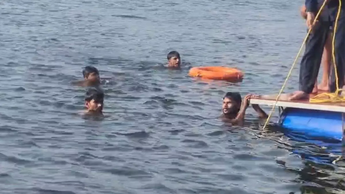 बाइक धोने के दौरान नदी में डूबा किशोर, मौत बाइक धोने के दौरान नदी में डूबा किशोर, मौत