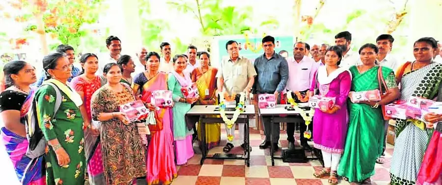 20 लाभार्थियों को सिलाई मशीनें वितरित, MLA ने जमीन मामलों की जांच के दिए निर्देश 20 लाभार्थियों को सिलाई मशीनें वितरित, MLA ने जमीन मामलों की जांच के दिए निर्देश