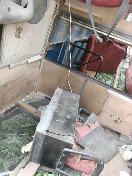 स्कूली बस पलटी, 8 बच्चे घायल स्कूली बस पलटी, 8 बच्चे घायल