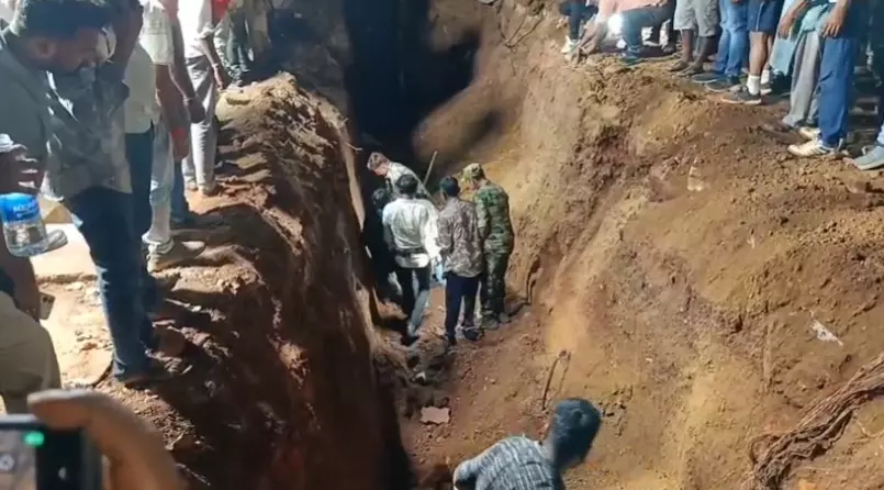 3 मजदूरों की मौत मामले में दो अफसर सस्पेंड 3 मजदूरों की मौत मामले में दो अफसर सस्पेंड