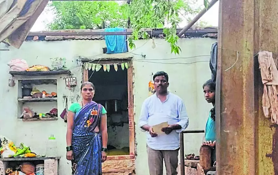 Kulageri : होबली में तेज़ हवाओं और बारिश से भारी नुकसान, 67 बिजली के खंभे गिरे, फसलें प्रभावित Kulageri : होबली में तेज़ हवाओं और बारिश से भारी नुकसान, 67 बिजली के खंभे गिरे, फसलें प्रभावित
