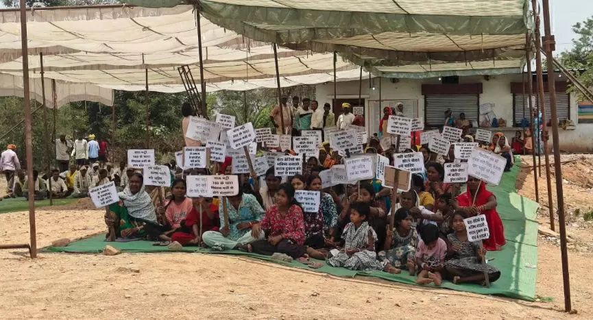 शराब दुकान के सामने बच्चों को लेकर बैठे ग्रामीण, बंद करने की मांग शराब दुकान के सामने बच्चों को लेकर बैठे ग्रामीण, बंद करने की मांग