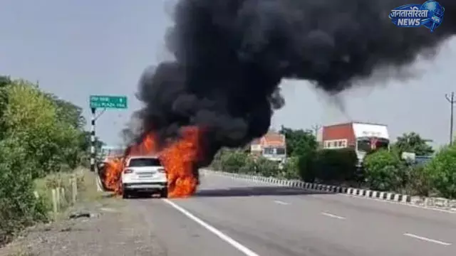 Jhansi-कानपुर हाईवे पर चलती ब्रेजा कार में आग, पांच लोगों की जान बची Jhansi-कानपुर हाईवे पर चलती ब्रेजा कार में आग, पांच लोगों की जान बची