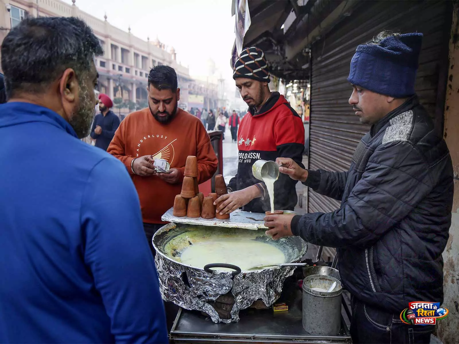 Karachi में दूध का संकट गहराया, डेयरी माफिया ने कीमतों में भारी बढ़ोतरी की मांग की Karachi में दूध का संकट गहराया, डेयरी माफिया ने कीमतों में भारी बढ़ोतरी की मांग की