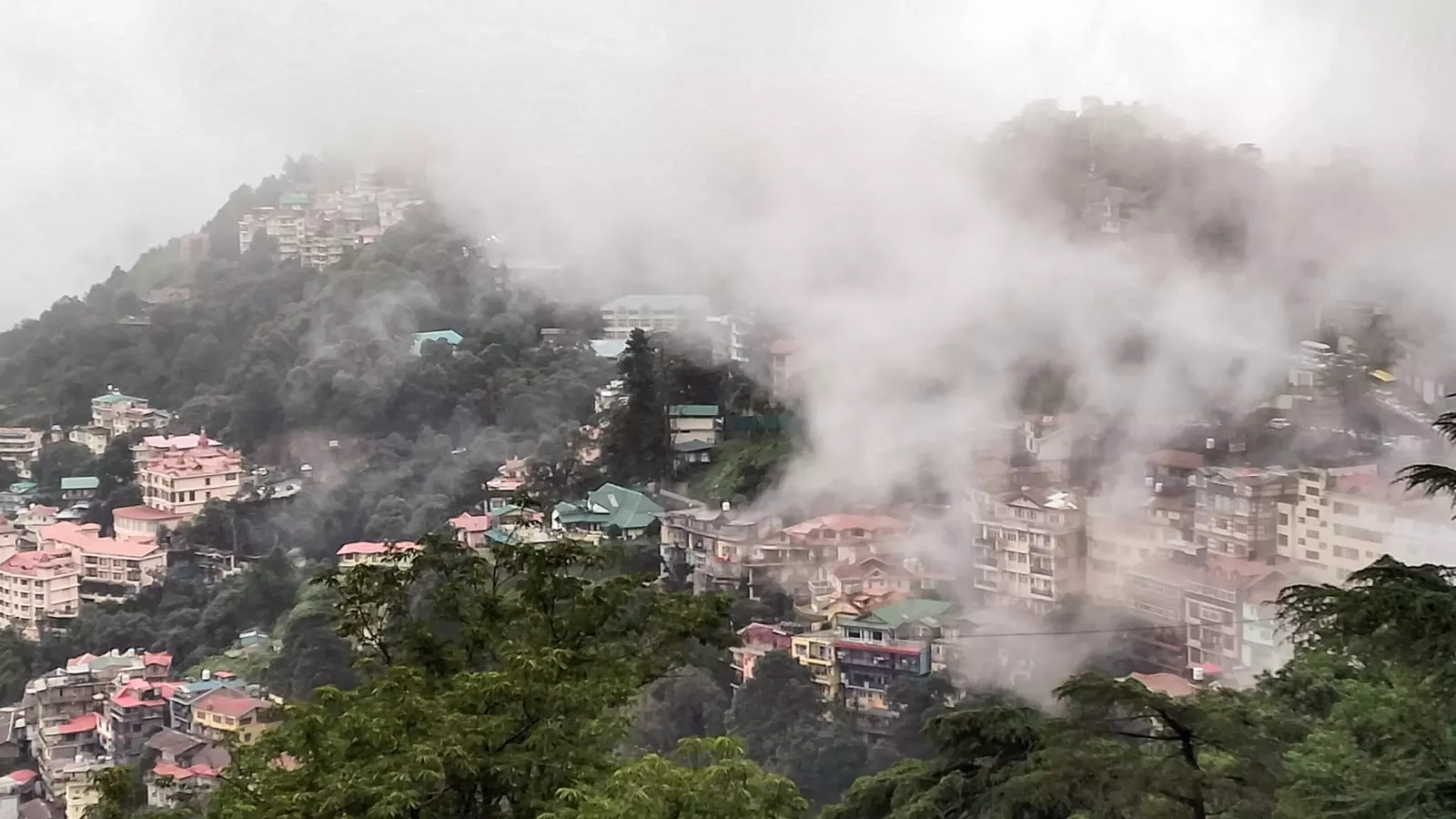 Shimla: हिमाचल में मौसम का बदला मिजाज, अंधड़ और बारिश से जनजीवन प्रभावित Shimla: हिमाचल में मौसम का बदला मिजाज, अंधड़ और बारिश से जनजीवन प्रभावित