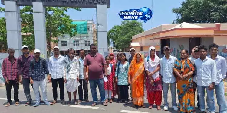 लंबित वादों को लेकर ग्रामीण Ganjam कलेक्टर के पास पहुंचे लंबित वादों को लेकर ग्रामीण Ganjam कलेक्टर के पास पहुंचे