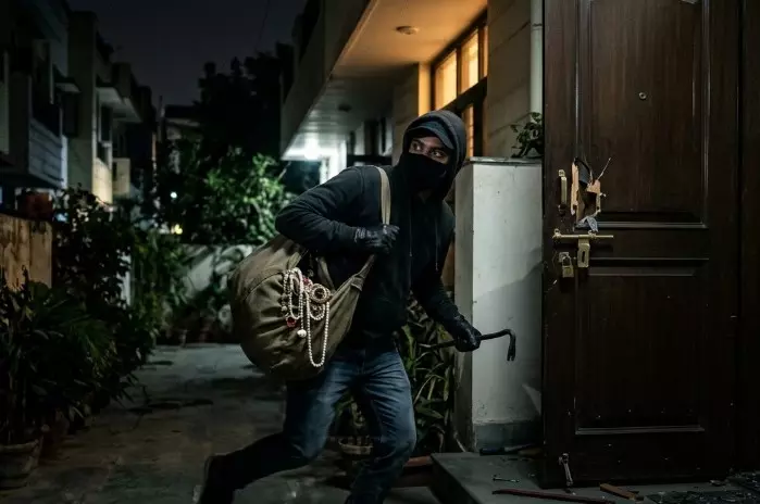Panipat: घर में घुसे चोर, लाखों के आभूषण ले उड़े Panipat: घर में घुसे चोर, लाखों के आभूषण ले उड़े