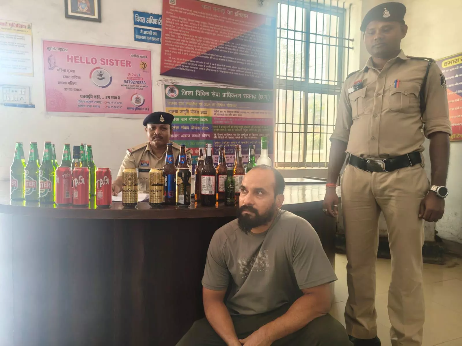 होटल के काउंटर से भारी मात्रा में बीयर, मैनेजर गिरफ्तार होटल के काउंटर से भारी मात्रा में बीयर, मैनेजर गिरफ्तार
