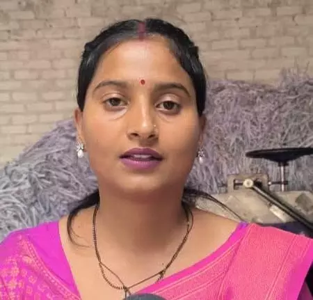 दिनदहाड़े घर में घुसकर महिला का गला रेता, हत्या से सनसनी दिनदहाड़े घर में घुसकर महिला का गला रेता, हत्या से सनसनी