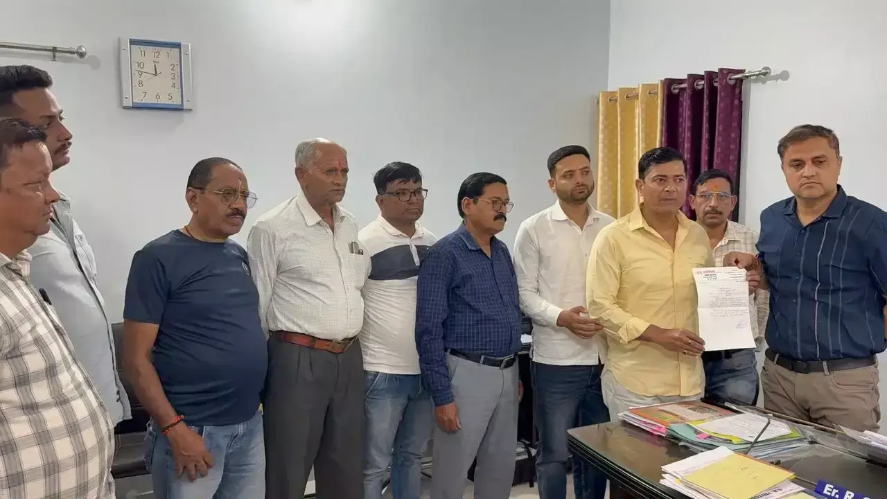 Haldwani: सड़कों की खुदाई के बाद भी घरों तक नहीं पहुंचा पानी Haldwani: सड़कों की खुदाई के बाद भी घरों तक नहीं पहुंचा पानी