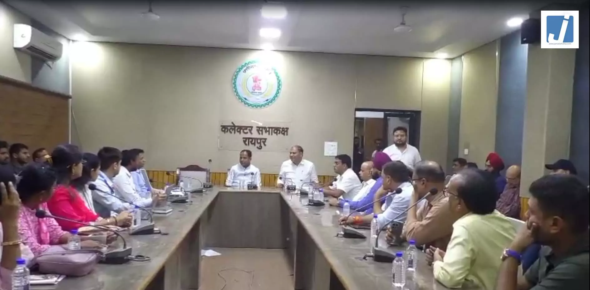 BIG BREAKING: रायपुर कलेक्टर की पेट्रोल पंप संचालकों के साथ बैठक, अधिकारी बोले- अफवाहों से बचें, पेट्रोल-डीजल का पर्याप्त स्टॉक BIG BREAKING: रायपुर कलेक्टर की पेट्रोल पंप संचालकों के साथ बैठक, अधिकारी बोले- अफवाहों से बचें, पेट्रोल-डीजल का पर्याप्त स्टॉक