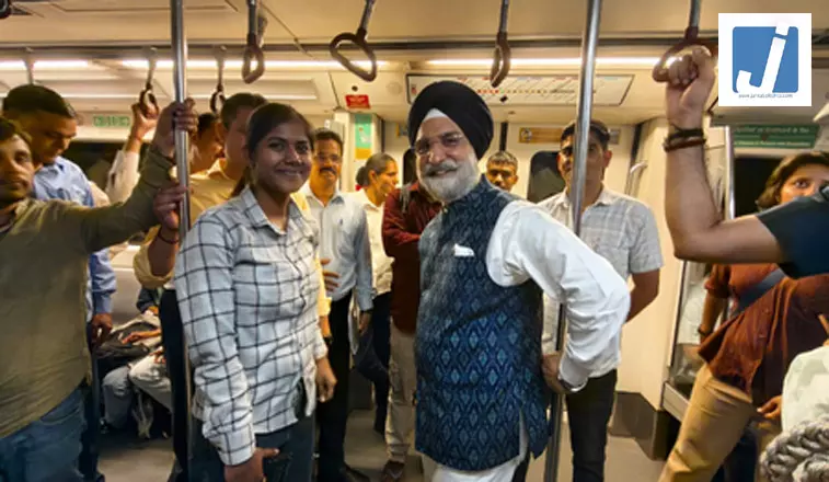 दिल्ली के उपराज्यपाल ने किया मेट्रो में सफर, दिल्लीवासियों से फ्यूल सेविंग की अपील की दिल्ली के उपराज्यपाल ने किया मेट्रो में सफर, दिल्लीवासियों से फ्यूल सेविंग की अपील की
