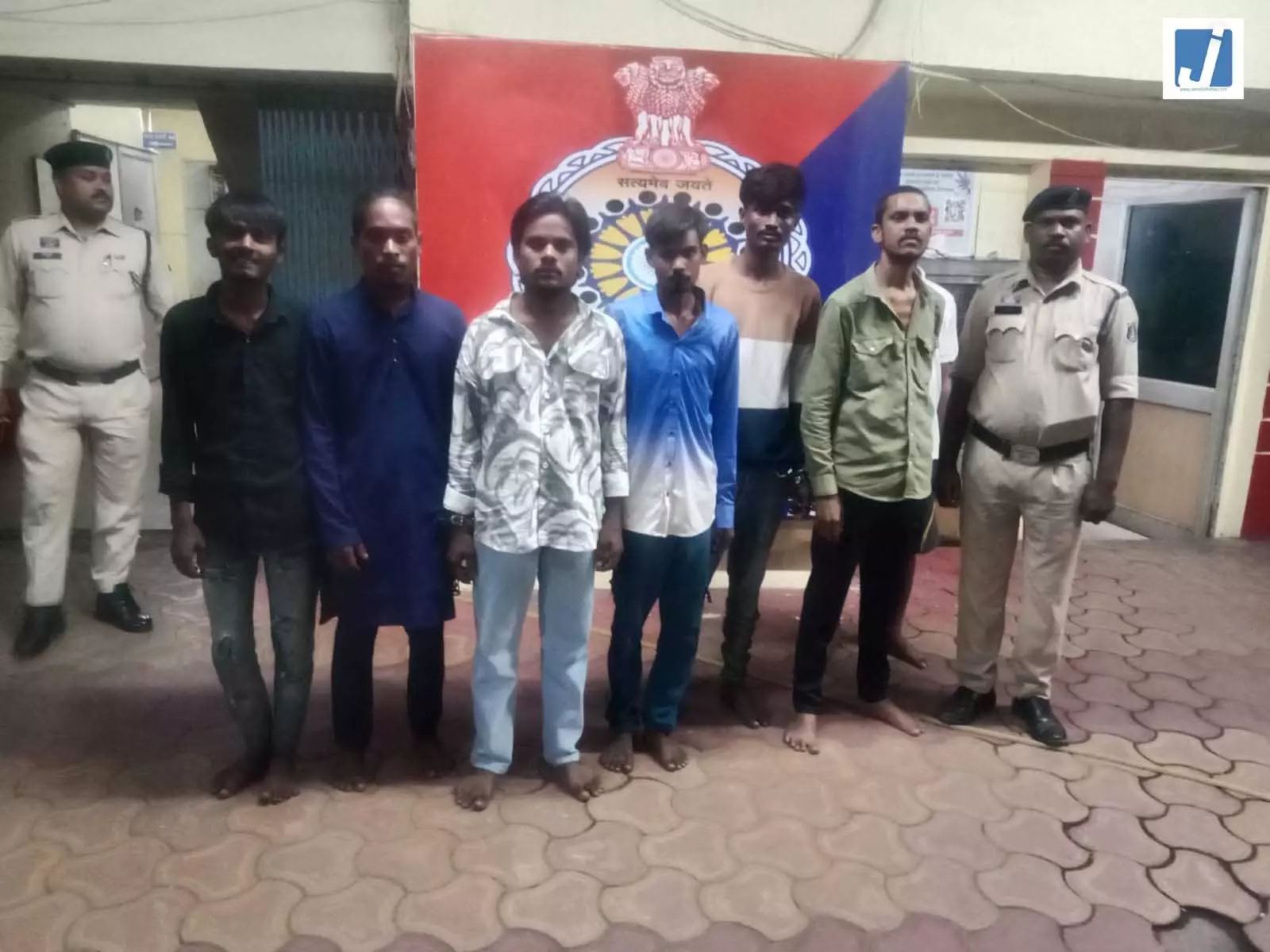 रायपुर कोर्ट परिसर में पुलिस की अचानक चेकिंग, 100 से अधिक जवान शामिल, गिरफ्तारी भी रायपुर कोर्ट परिसर में पुलिस की अचानक चेकिंग, 100 से अधिक जवान शामिल, गिरफ्तारी भी